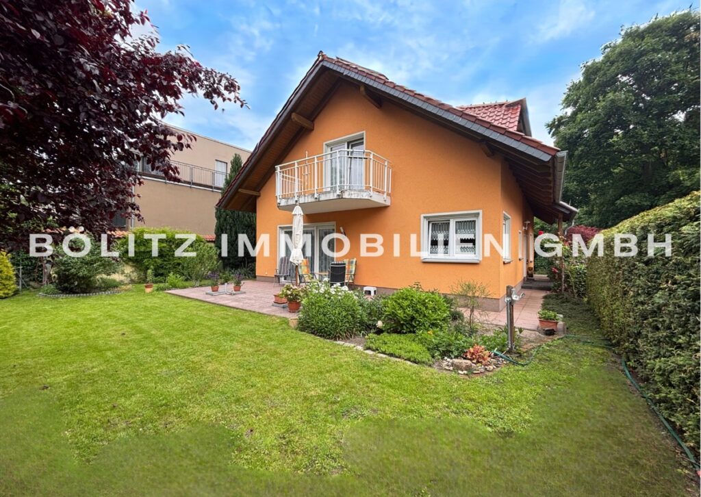 Hausansicht mit Garten