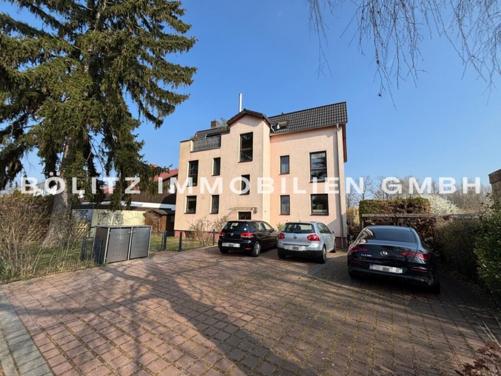 Hausansicht mit Stellplatz