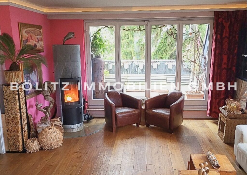 Kamin mit Blick auf den Balkon