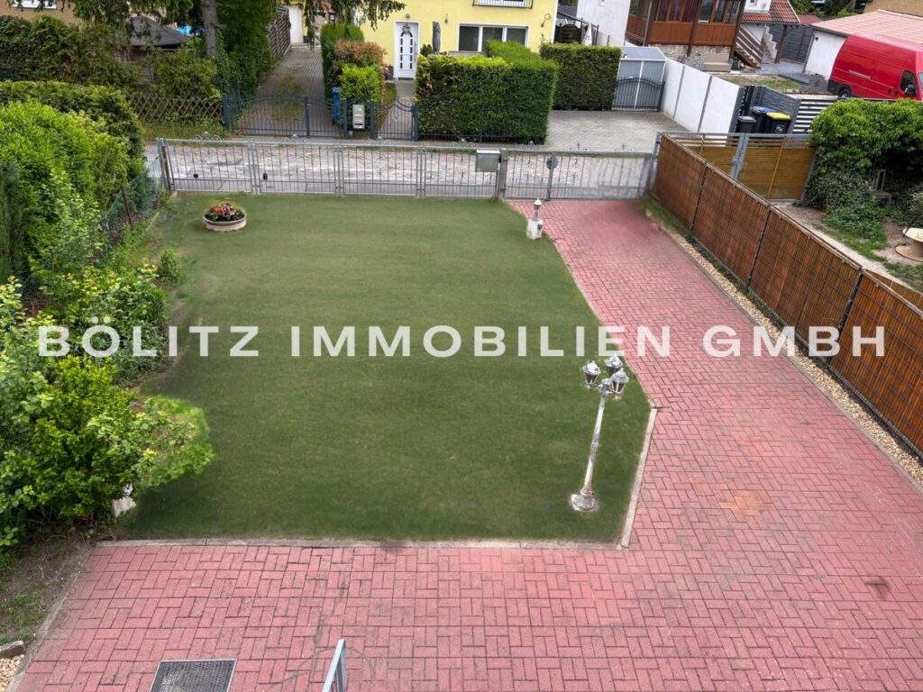 Vorgarten und Zufahrt