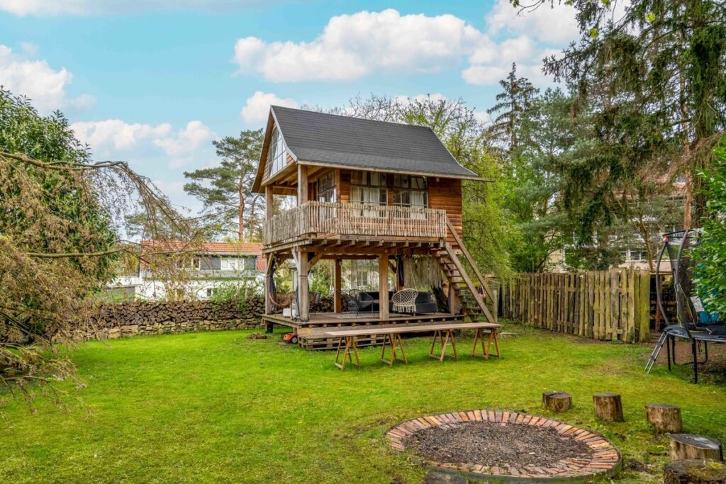 Baumhaus mit Feuerstelle