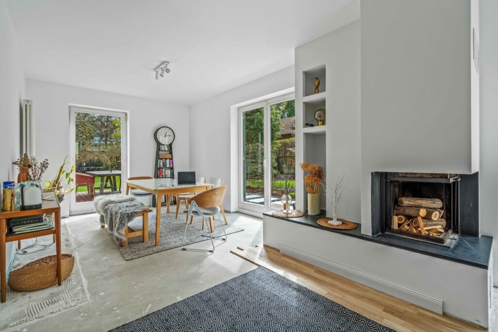 Wohnzimmer mit Kamin