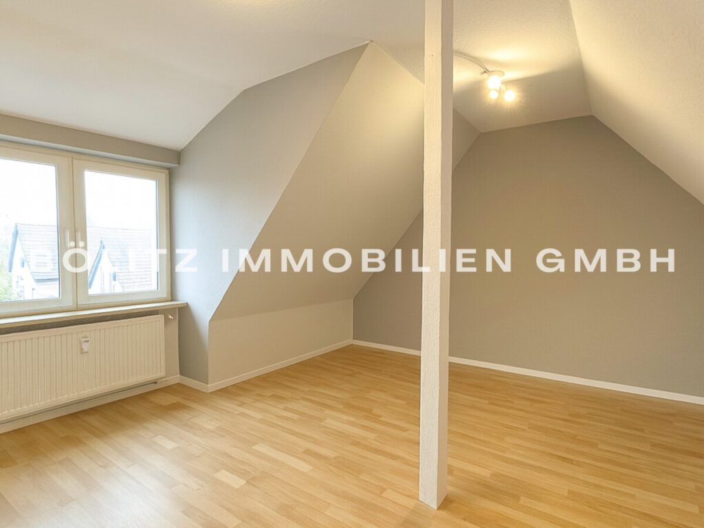 Zimmer ausgebauter Spotzboden (mit KI ausgeräumt)