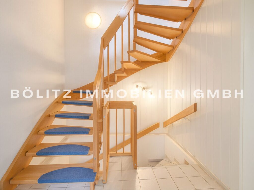 Flur EG (mit KI aufgeräumt)