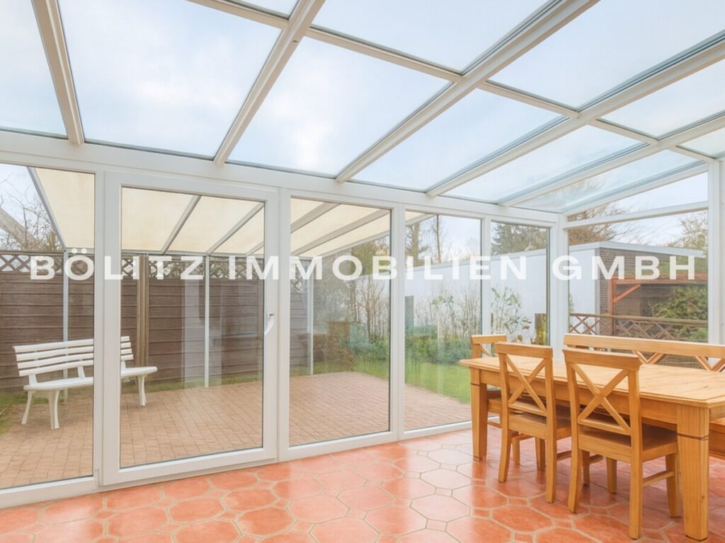 Wintergarten und Terrasse (mit KI aufgeräumt)