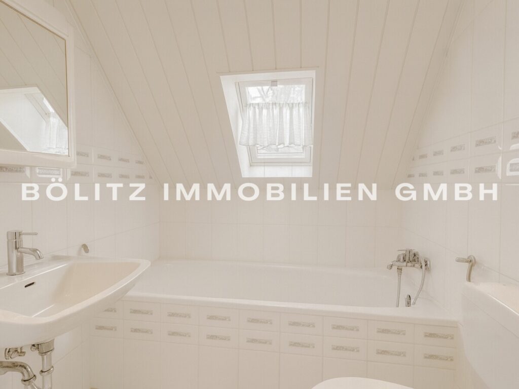 Badezimmer DG (mit KI aufgeräumt)