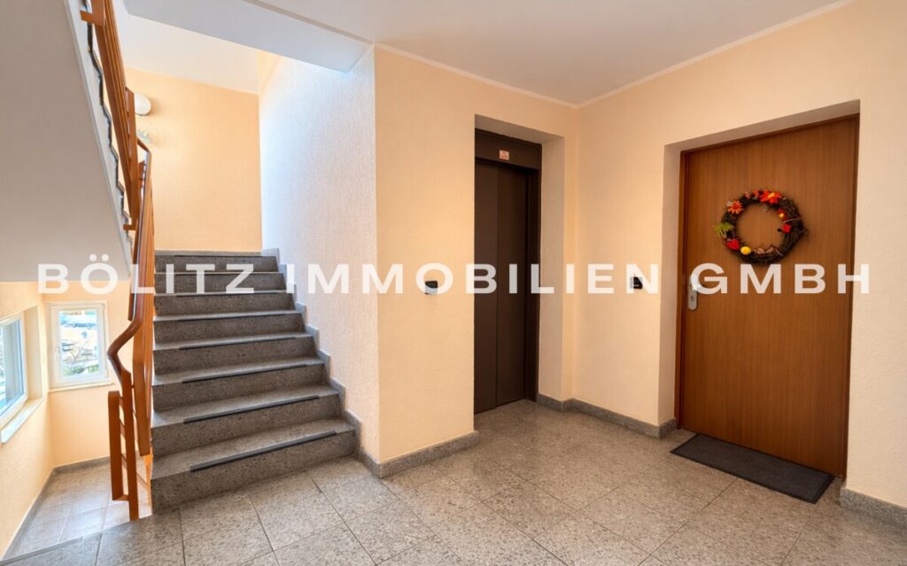 Wohnungstür & Fahrstuhl