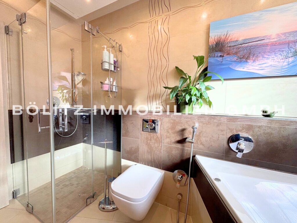 Badezimmer mit großer Dusche