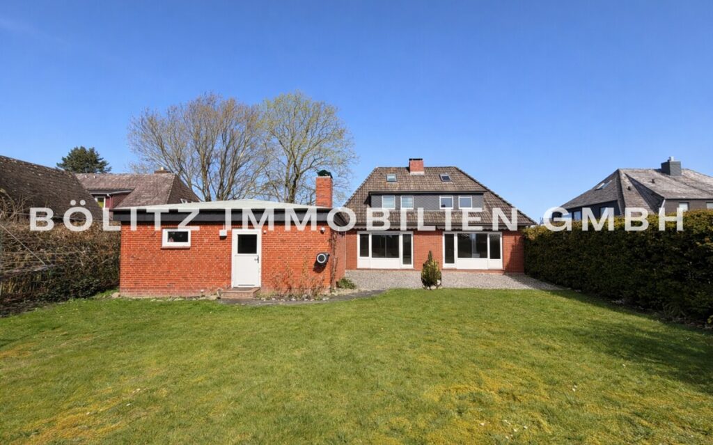 Hausansicht & Garage sowie Sauna