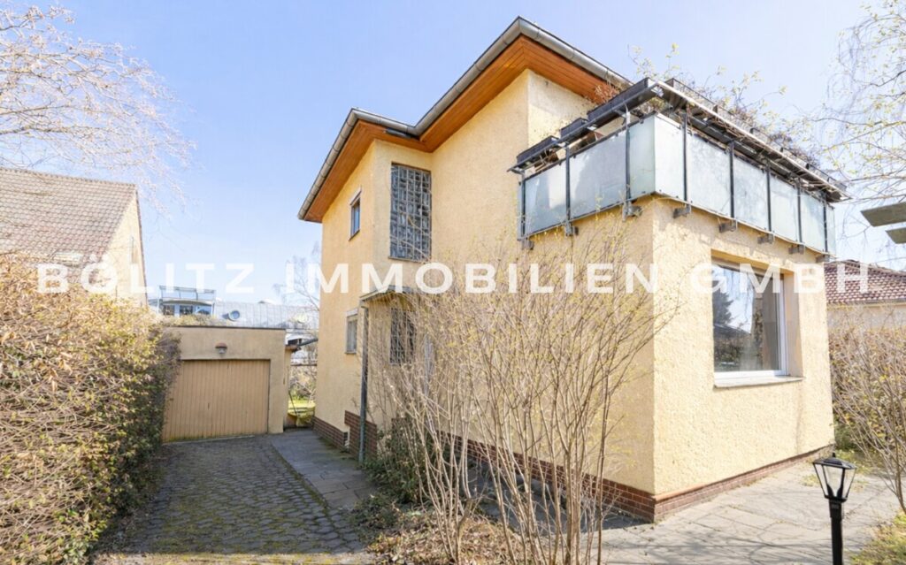 Garage & seitliche Hausansicht