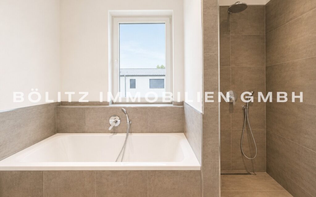 Badezimmer mit direktem Anschluss ans Zimmer 1 OG (2)