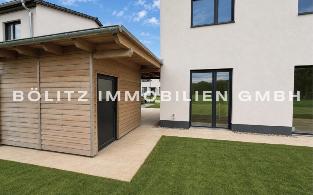 Angebauter Abstellraum am Carport