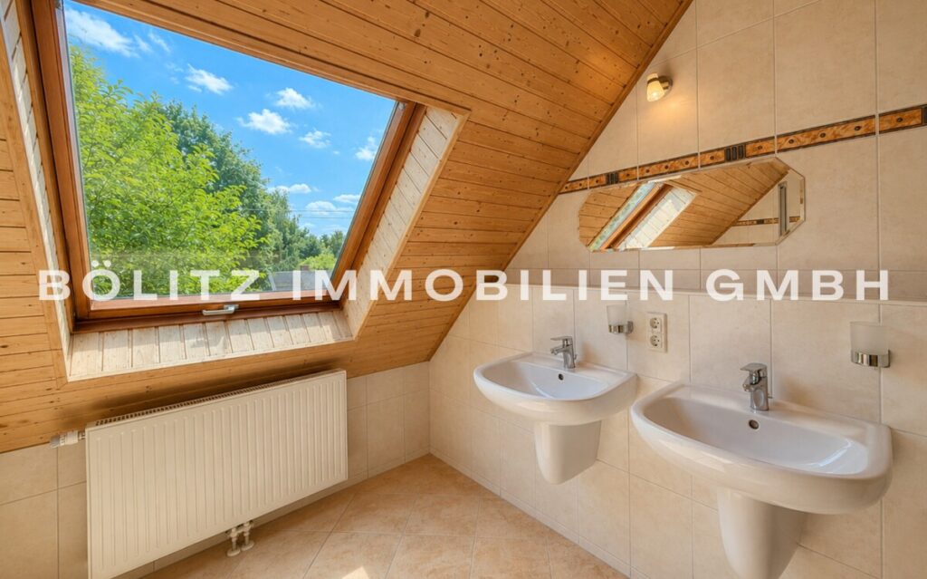 Badezimmer Dachgeschoss, weitere Perspektive
