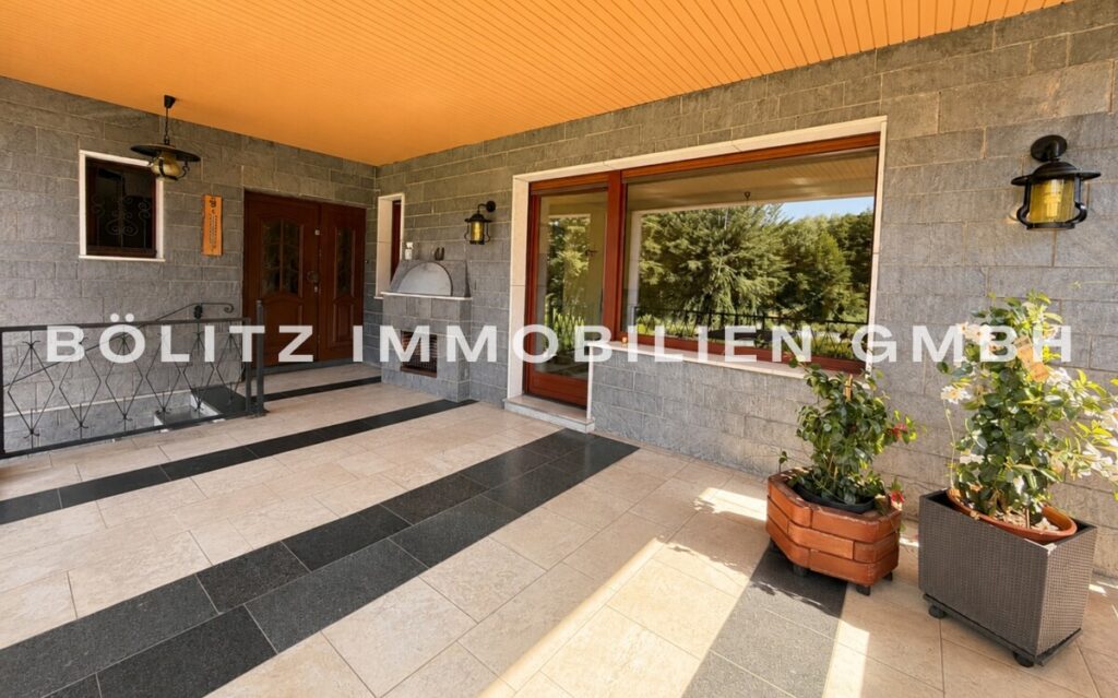 Terrasse und Eingang zum Haus