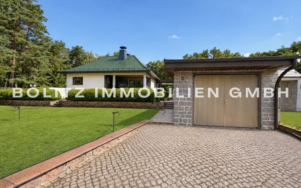 Einfahrt und Garage