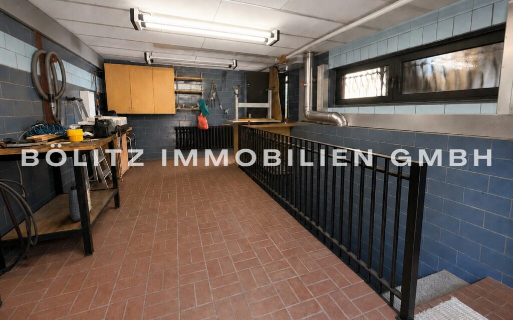 Werkstatt mit Zugang zum Garten sowie zum UG des Hauses