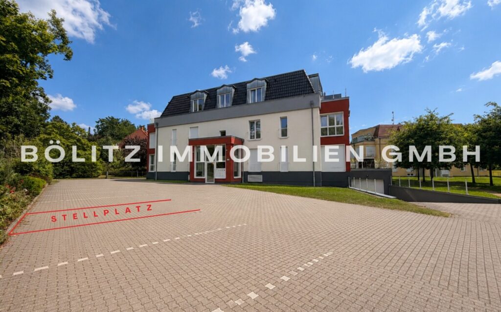 Wohnhausansicht und separater Stellplatz