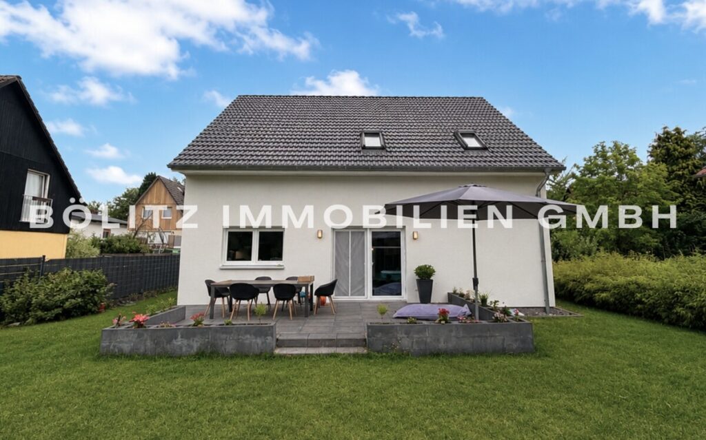 Hausansicht hinten & Terrasse