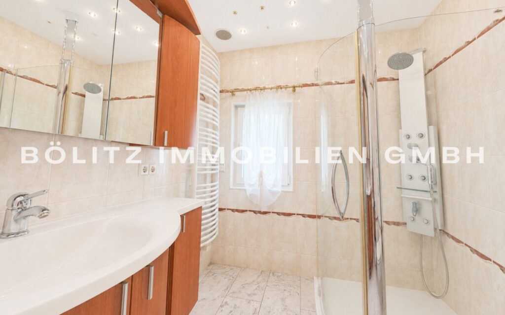 Badezimmer mit Dusche (mit KI bearbeitet)